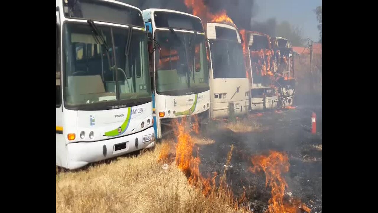 SOUTH AFRICA - Johannesburg- Buses burn in Eldorado Park (Sax)