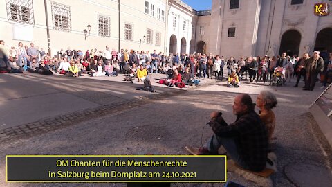 OM Chanten für die Menschenrechte in Salzburg beim Domplatz am 24.10.2021