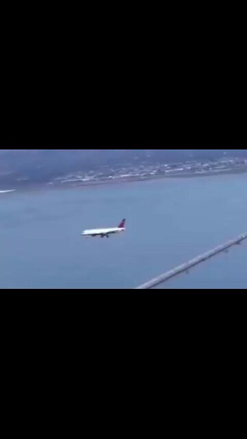 Glitch - Plane frozen in mid air over San Francisco was filmed by a passenger of another plane.✈️