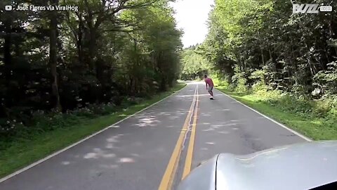 Skater dá queda aparatosa em estrada