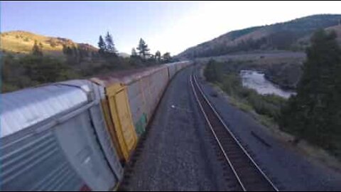 Une course de drone sur un train de marchandise