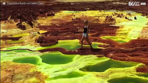 Casal explora as piscinas naturais de enxofre na Etiópia