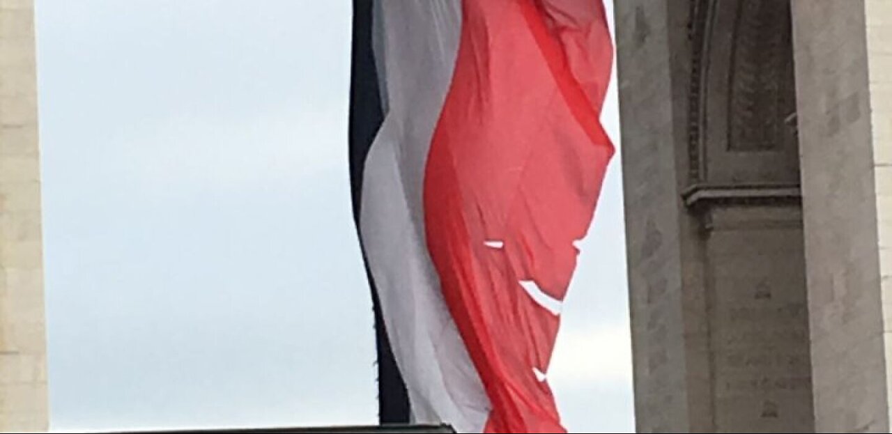 Drapeau déchiré sous l'Arc de Triomphe : la honte et l'outrage nationale assumées de Macron