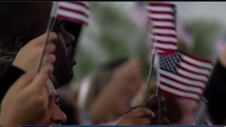 Hundreds take oath to become U.S. citizens