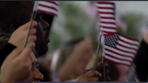 Hundreds take oath to become U.S. citizens