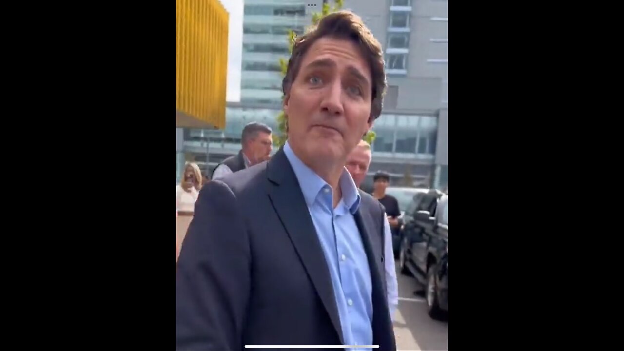 WEF PM Justin Trudeau has an Uncomfortable Encounter with an Angry Canadian
