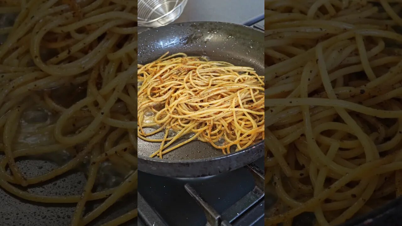 Craving a bowl of pure pasta perfection? 🧀Cacio e Pepe: Simple, Flavorful Pasta Dish #shorts #pasta