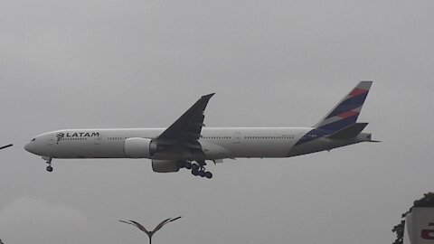 Boeing 777-300ER PT-MUB na aproximação final antes de pousar em Manaus vindo de Guarulhos