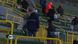 Fans help prep Lambeau for game against Seahawks