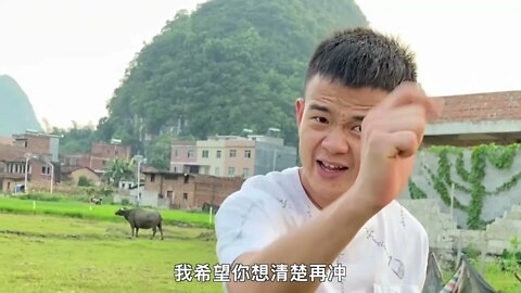 农村搞笑系列 两小伙玩智力游戏，在泥巴里捞玻珠，用牛来增加难度
