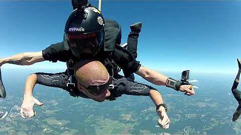 Epic skydiving baby gender reveal