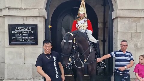 Total disrespect tourist leaning on his boot #horseguardsparade