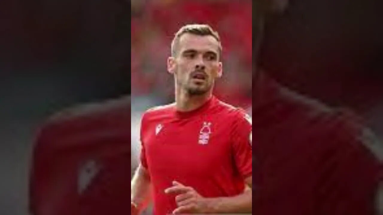 O zagueiro HarryToffolo, do Nottingham Forest, é acusado de ter violado apostas esportivas 375 vezes