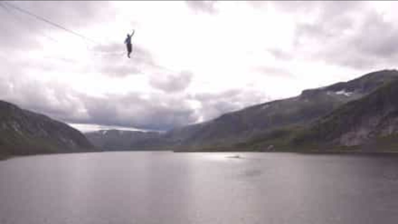 Uomo pratica slackline di 2,5 km per 3 ore!