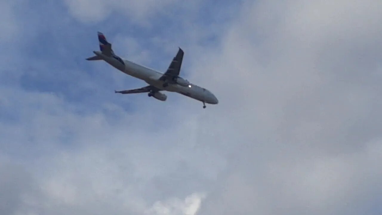 Airbus A321 PT-MXC vindo da capital do Paraná para a capital do Ceará