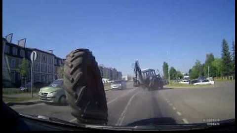 Un tracteur perd une roue sur une route de Russie