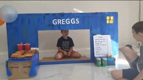 Meninos recriam padaria Greggs em casa!