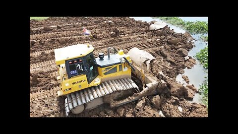 Huge Landfill up Process Stronger Skills Heavy Dozers.