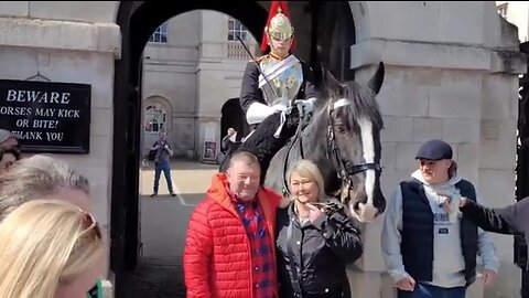 Tourist gets The reins around her neck #horseguardsparade