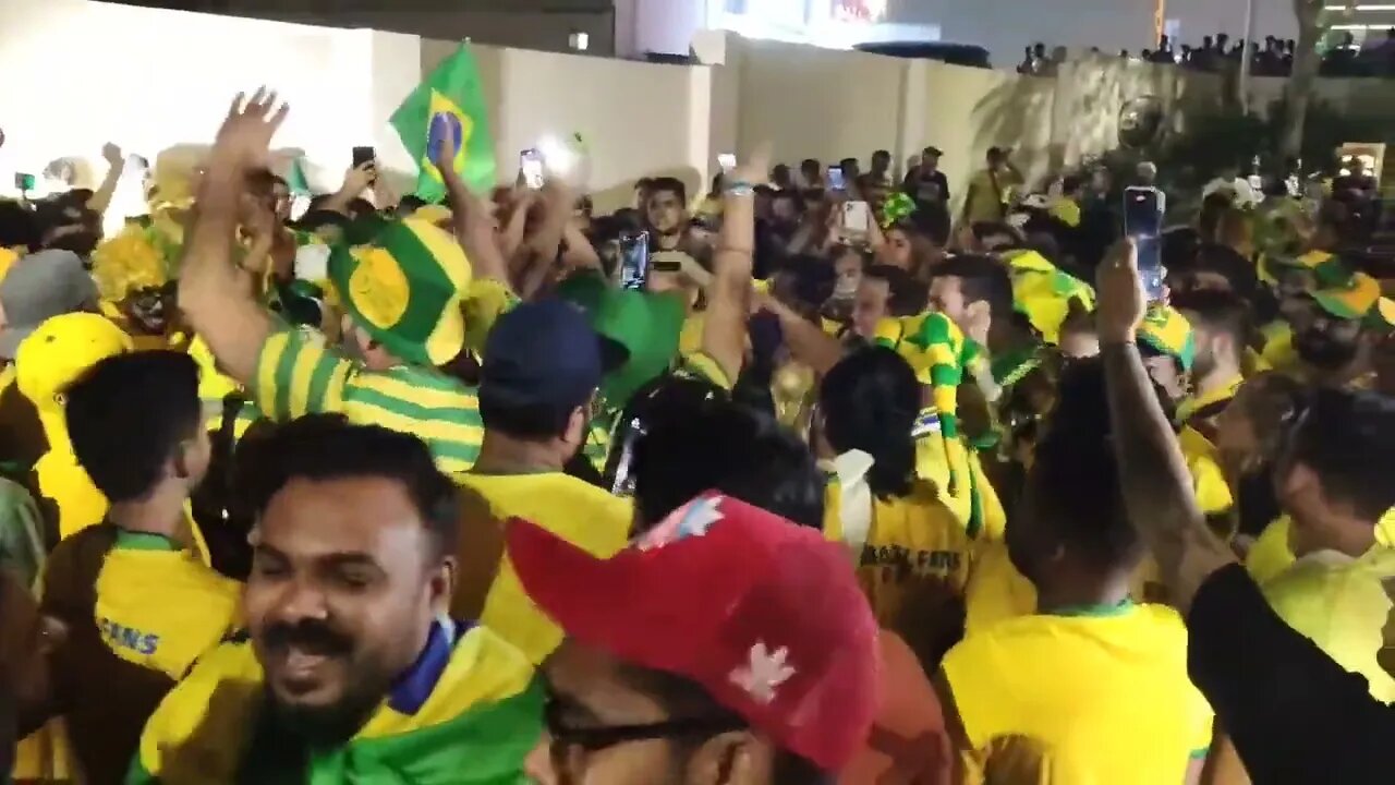 Brasileiros e hindus no Catar esperando a seleção no hotel