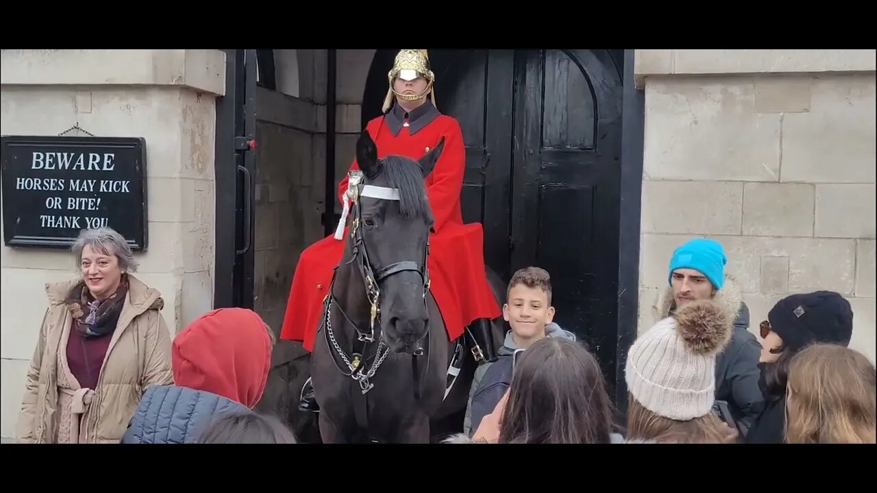 Too many hands ✋️ #horseguardsparade
