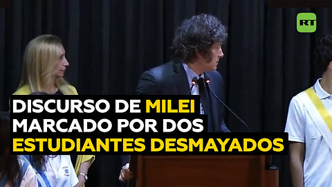 Dos estudiantes se desmayan mientras Milei da un discurso