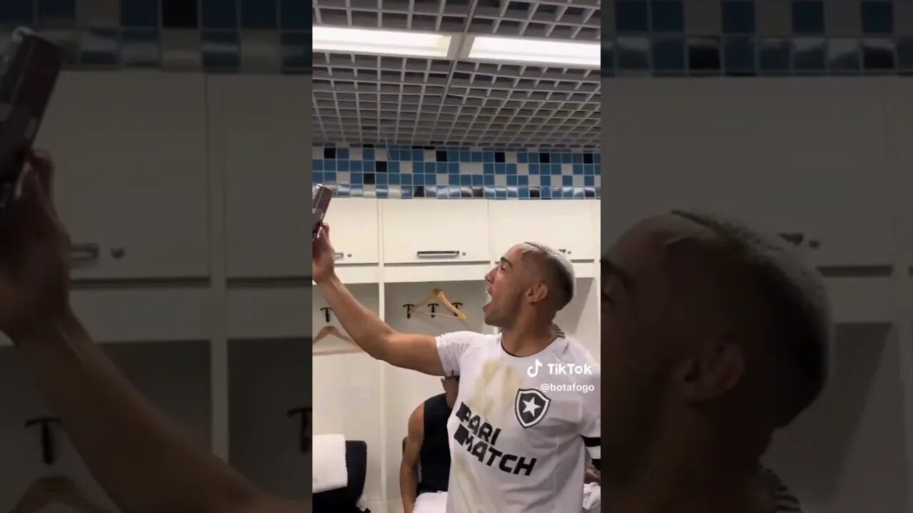🔥UNIÃO E EMOÇÃO! JOGADORES DO BOTAFOGO COMEMORAM A VITÓRIA JUNTO COM RAFAEL. #botafogo #brasileirão