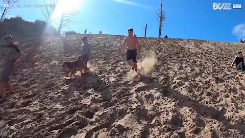 Ce jeune homme descend une dune de façon impressionnante