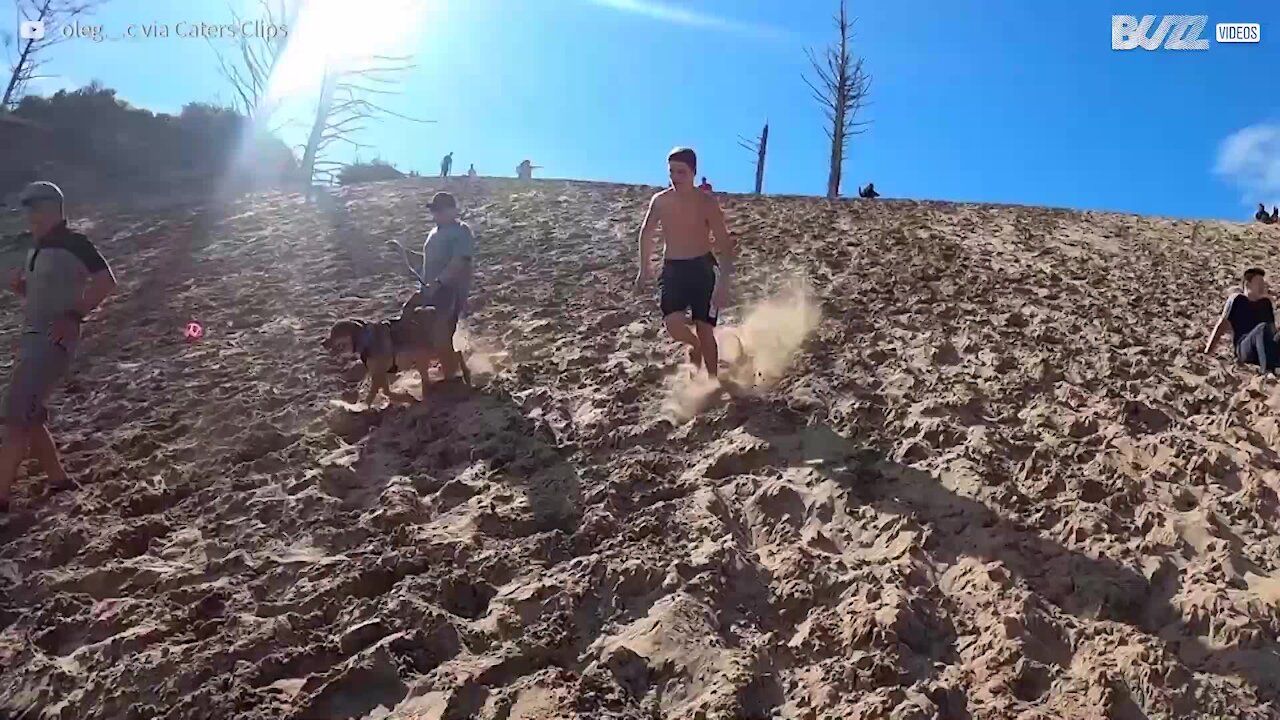 Ce jeune homme descend une dune de façon impressionnante