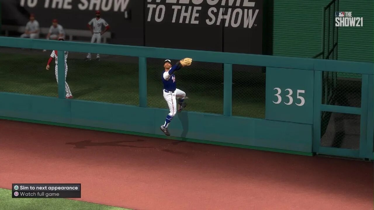 MLB The Show 21 Jumping catch at the wall