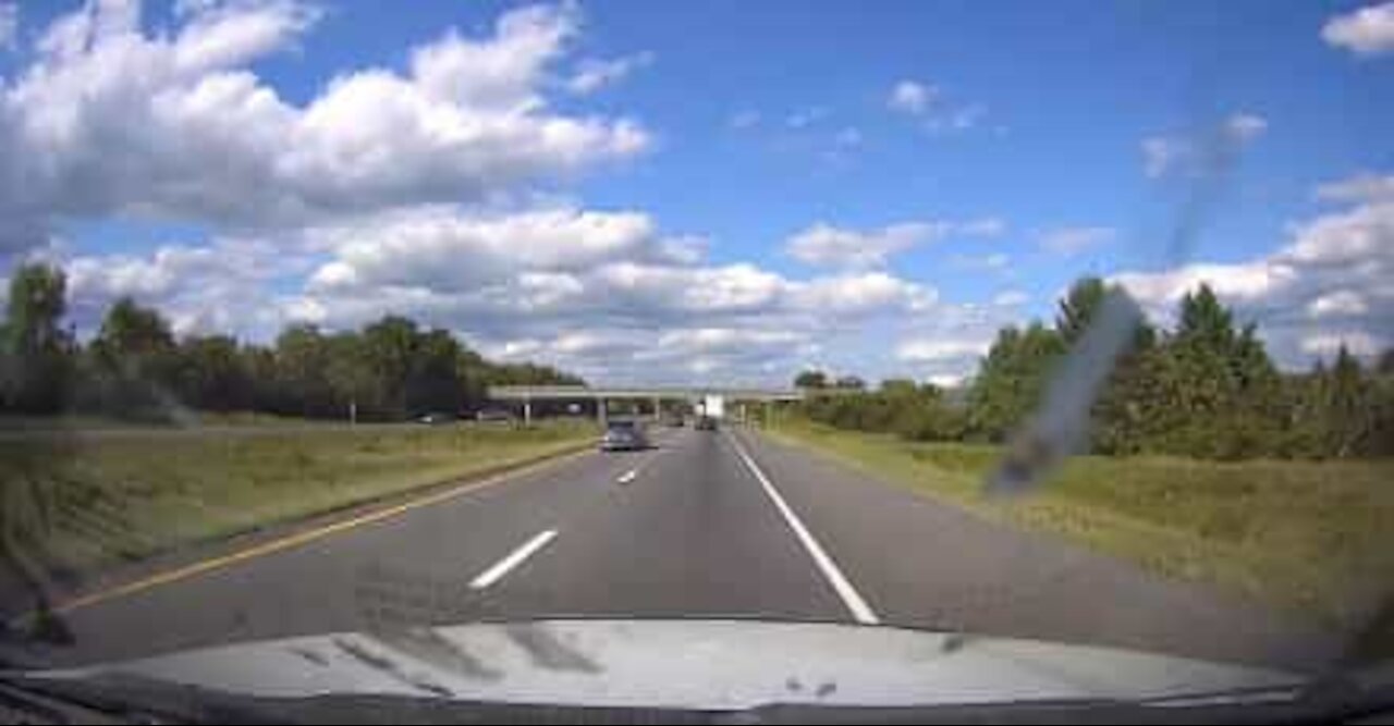 Le conducteur perd le contrôle de sa voiture et fait un tonneau