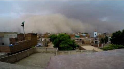 Impressionante! Nel mezzo di una tempesta di sabbia!