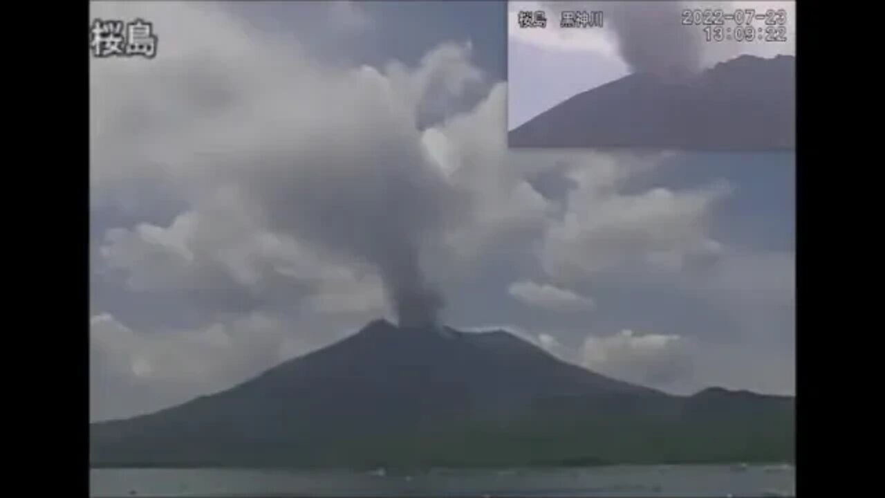 Volcano in Japan Sakurajima erupts