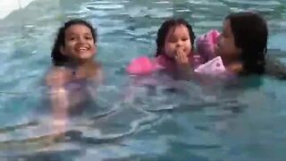 NA PISCINA COM AS MINHAS PRIMAS #diversão #primas #infantil #shorts