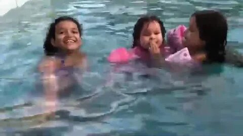 NA PISCINA COM AS MINHAS PRIMAS #diversão #primas #infantil #shorts