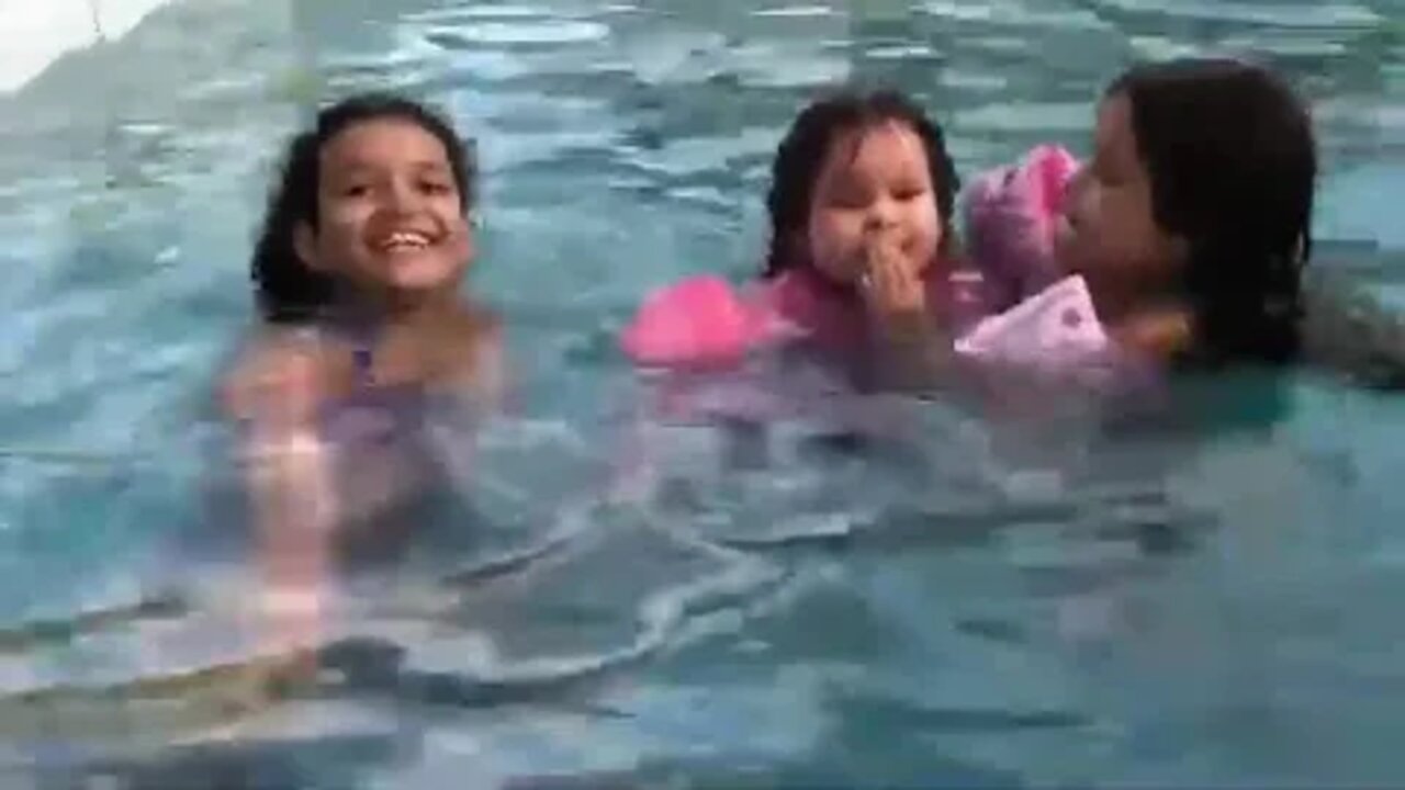 NA PISCINA COM AS MINHAS PRIMAS #diversão #primas #infantil #shorts