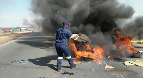 SOUTH AFRICA - Johannesburg - Eldorado Park protest turns violent (Videos) (HVs)