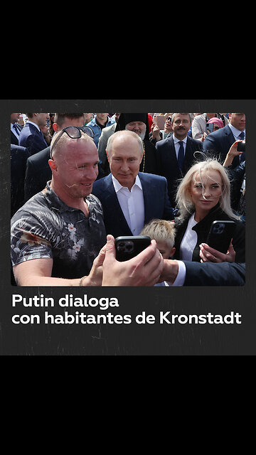 Vladímir Putin se fotografía con ciudadanos cerca de un templo