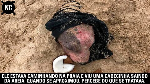 Ele estava caminhando na praia e viu uma cabecinha saindo da areia. Quando se aproximou, percebeu...