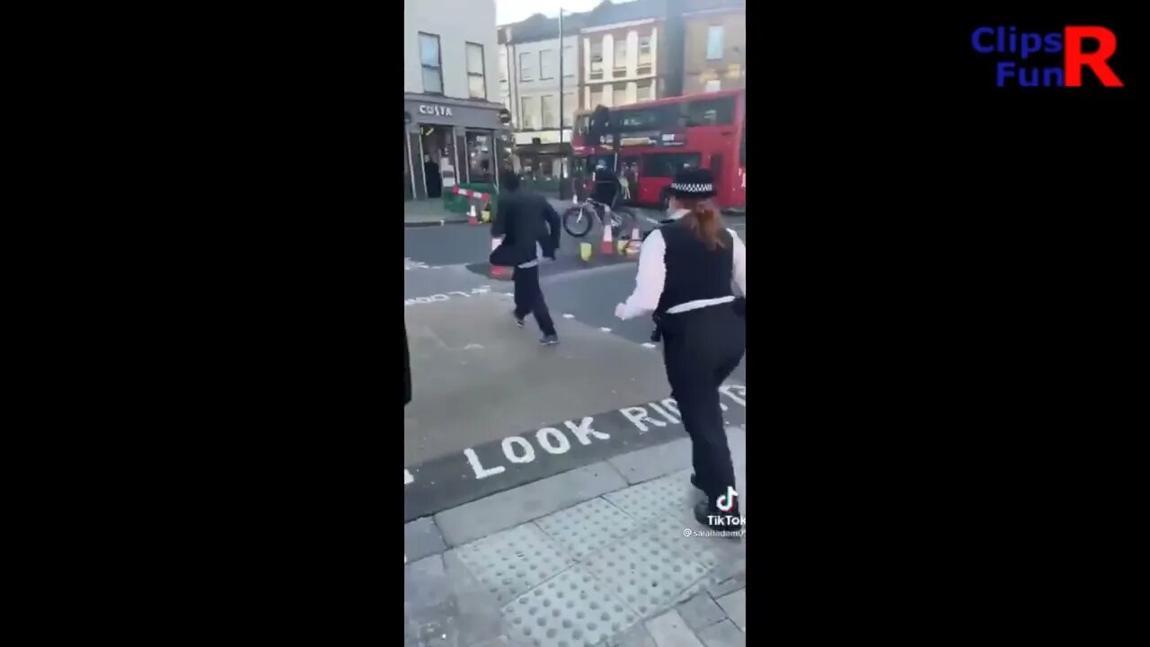 Guy Manages to Escape Police Easily