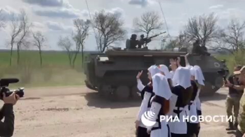 Residents of the LPR welcome a column of Russian troops