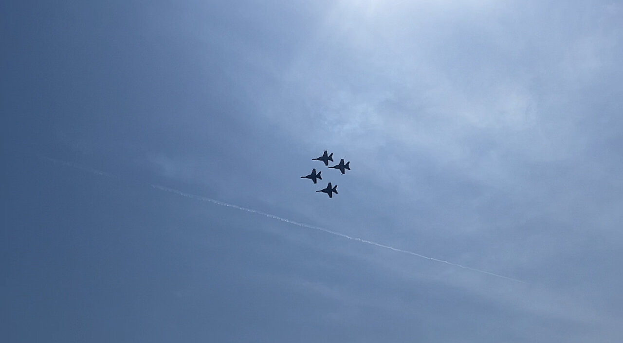 Jets flying in formation during Florida airshow and it’s amazing!