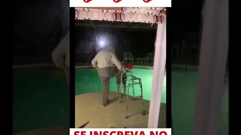 Vovô Derrubando o Menino Na Piscina #shorts