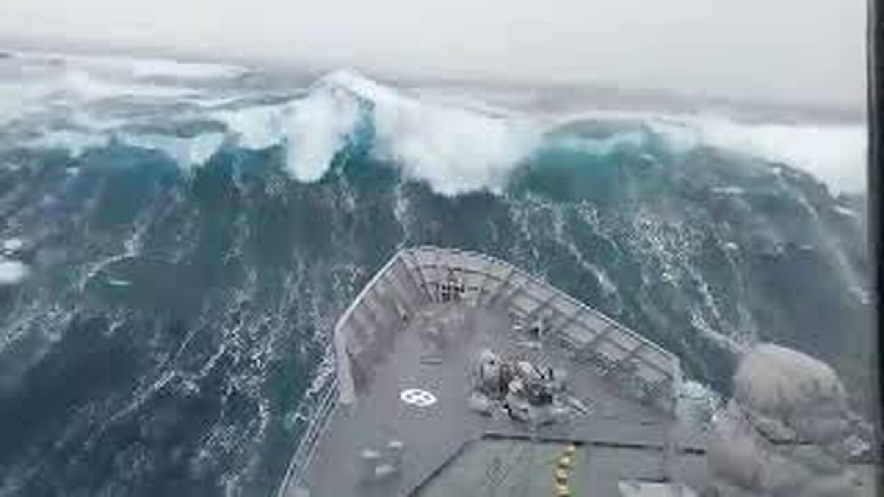 Ships in Storms | 10+ TERRIFYING MONSTER WAVES, Hurricanes & Thunderstorms at Sea