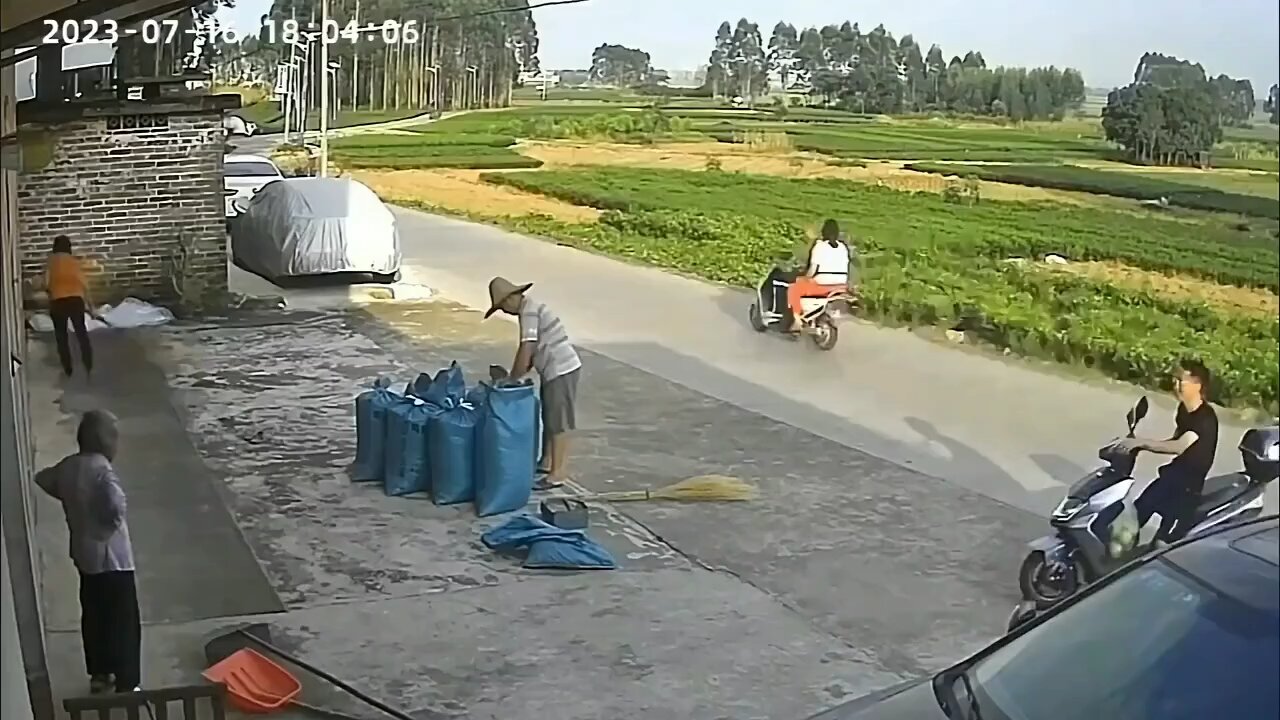 Man loses control of his scooter ends up driving through house 🛵