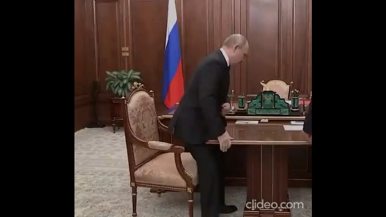 Putin gripping table "rumors of cancer"