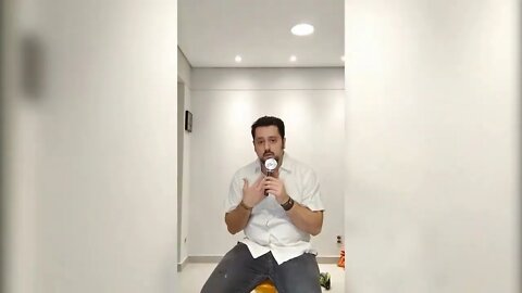 REPOST: Padre Lábio de Mel A superação das dores do passado. O bico é doce, mas teve ferroada no pe