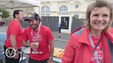 Les bénévoles [en direct 🔴] au ravitaillement du phare - Marathon de Biarritz 2022 - 05 06