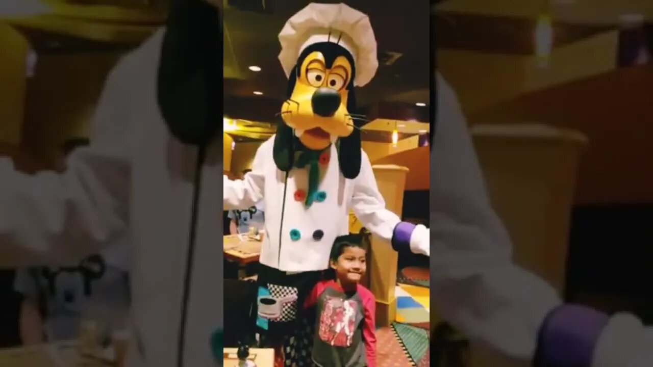 Goofy's Kitchen Character Dining At Disneyland Hotel 😍