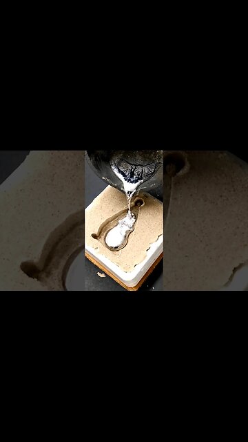 Pouring Molten Metal on Sand #sand #art #create